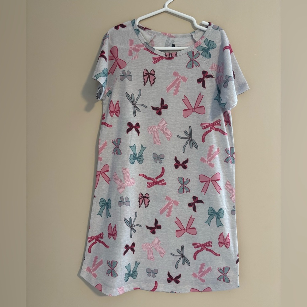 Nightgown for girls, size 7 years.